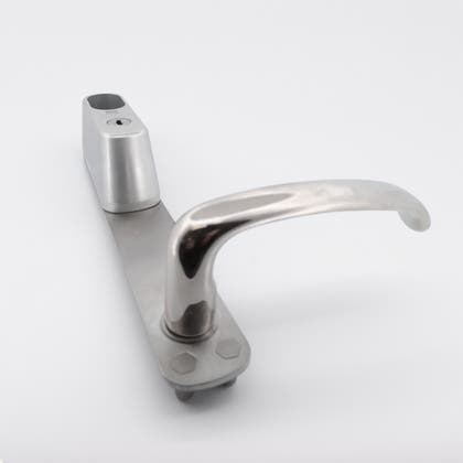 Duolås i metall med utrymme för cylinder, med metallplatta och handtag, mot vit bakgrund.