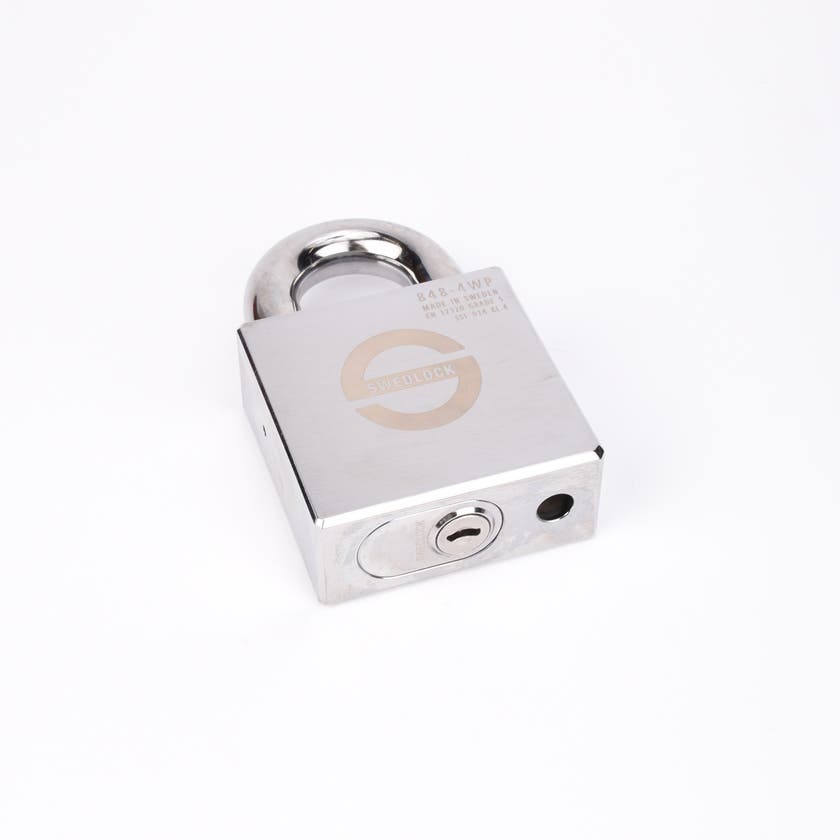 Silverfärgat hänglås med rektangulär kropp och rund bygel.