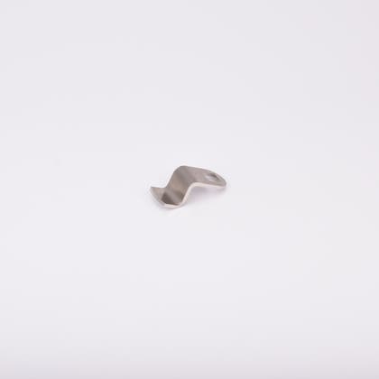 Låsrigel i metall med vågformad design och ett hål i ena änden.