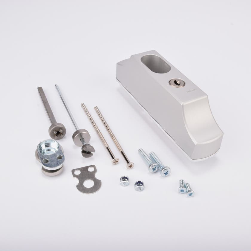 Duolås med monteringsdetaljer, inklusive skruvar, brickor, metallplatta och låsenhet.