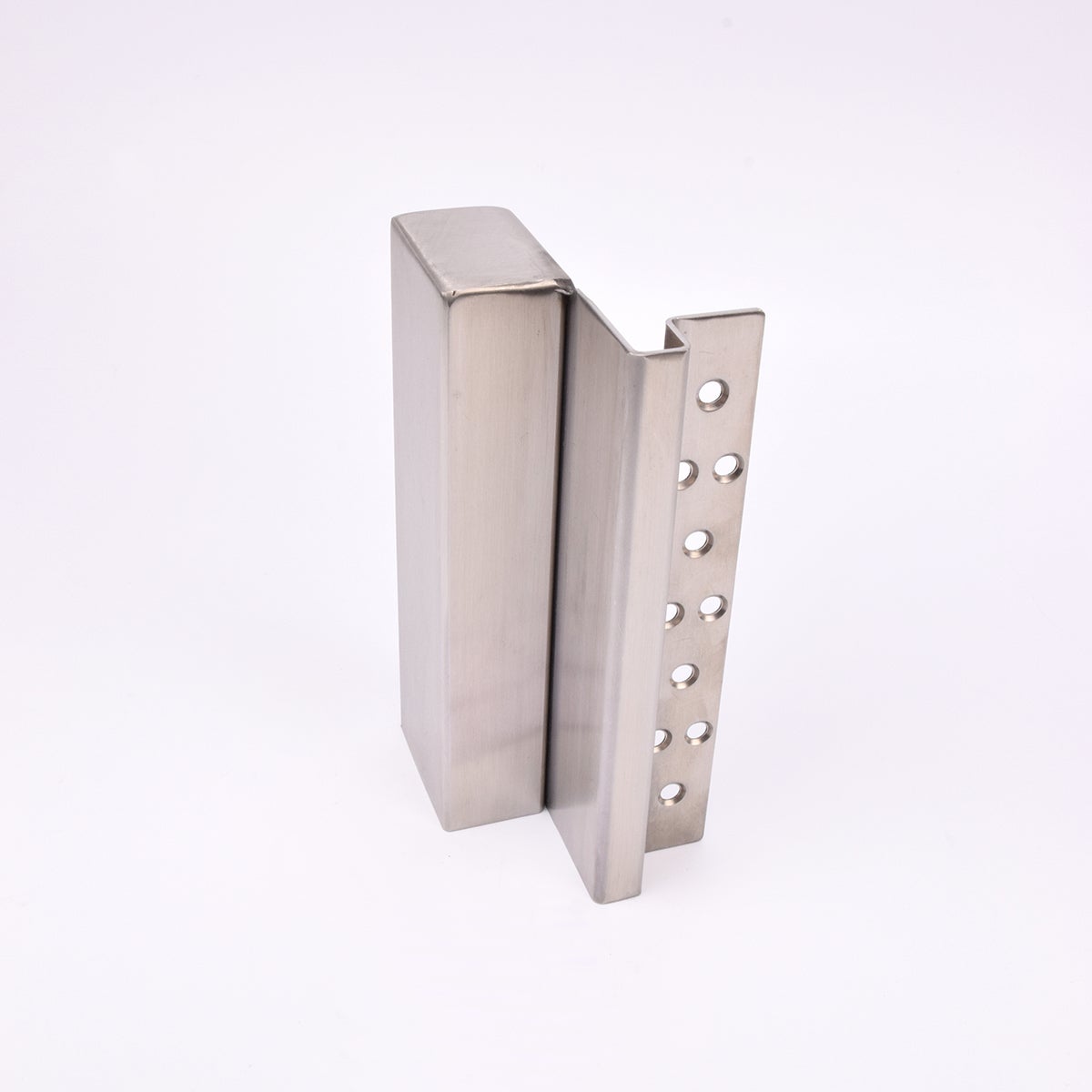 En L-formad nyckelförvaringsenhet med flera cirkulära hål längs ena sidan. 