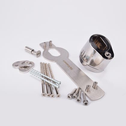 Monteringssats för lås med kromad låshusdel, metallplatta och skruvar.