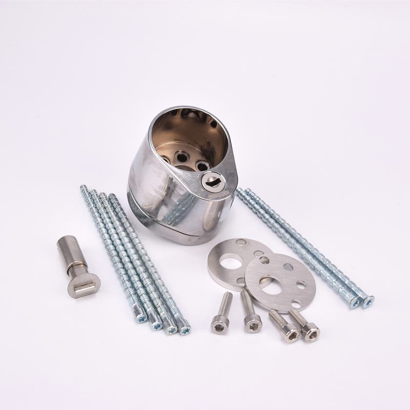 Uppsättning metallkomponenter inklusive blank duo city del, långa skruvar, runda plattor med hål samt mindre skruvar och bultar.