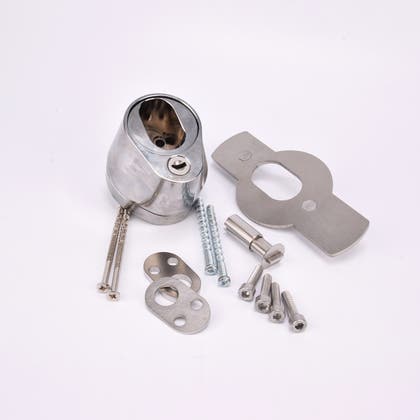 Uppsättning metallkomponenter inklusive blank duo city del, långa skruvar, runda plattor med hål samt mindre skruvar och bultar.