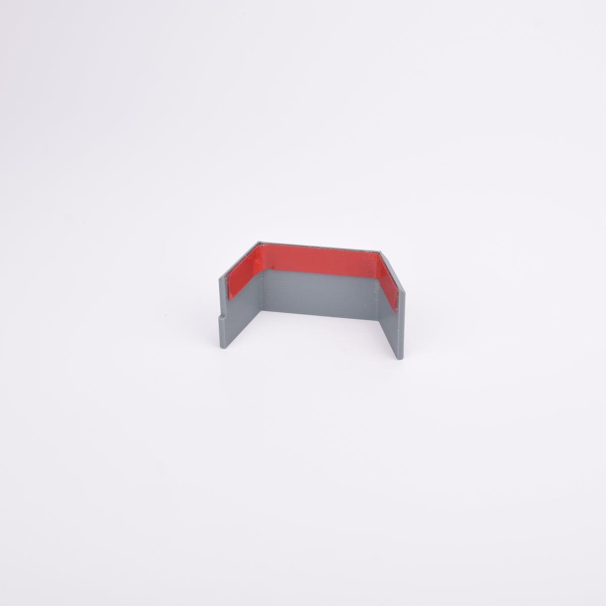 Väderskydd med grå sidor.