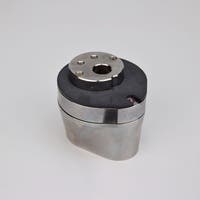 Silverfärgad metallkropp med rundad bas och flera hål på ovansidan.