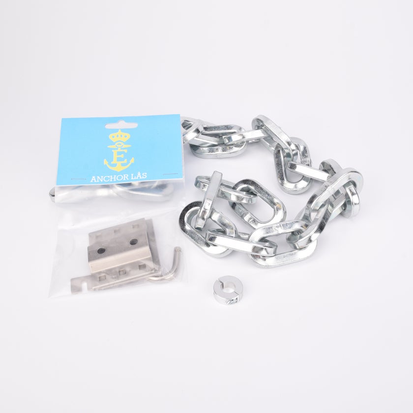 Förpackning med tjock silverfärgad metallkedja.