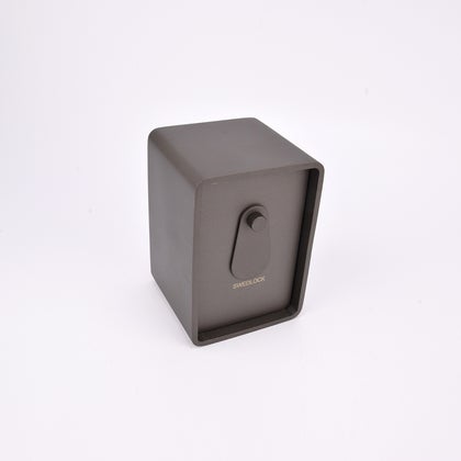 Grått fasadnyckelskåp i metall med rundade hörn och vridbar skyddskåpa.