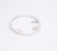 Vit ihoprullad nätverkskabel med kontakter i ändarna.