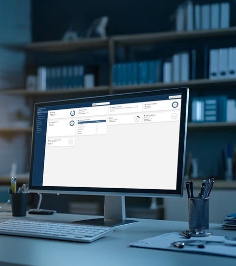 En hånd som holder en mobiltelefon der en Swedlock-nøkkel får tilgang