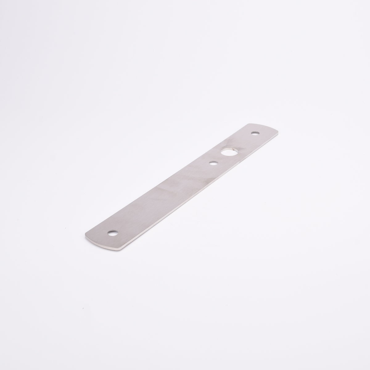 Rektangulär metallplatta med fyra runda hål.