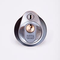 Närbild av ett silverfärgat säkerhetslås med två nyckelhål, placerade ovanför varandra.