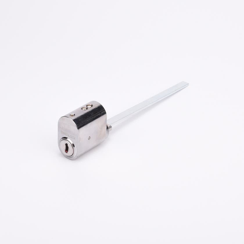 Oval låscylinder i silverfärgad metall med en lång, platt, räfflad medbringare i metall.