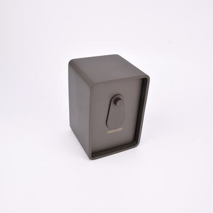 Grått fasadnyckelskåp i metall med rundade hörn och vridbar skyddskåpa.