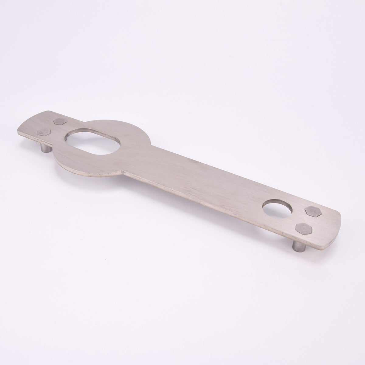 Monteringsplåt i metall med ett ovalformathål och ett runt.