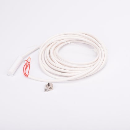 Vit upprullad kabel med plastkontakt, med fyra röda ledningar i ena änden.