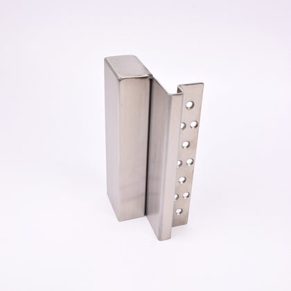 En L-formad nyckelförvaringsenhet med flera cirkulära hål längs ena sidan. 