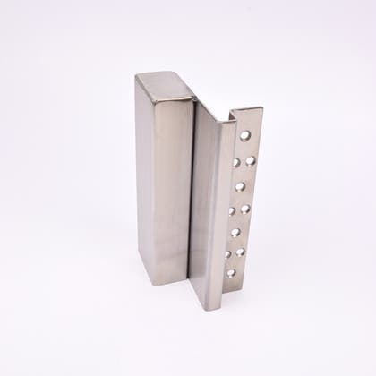 En L-formad nyckelförvaringsenhet med flera cirkulära hål längs ena sidan.