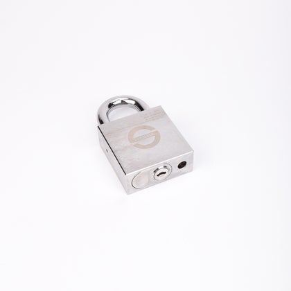 Silverfärgat hänglås med rektangulär kropp och rund bygel.