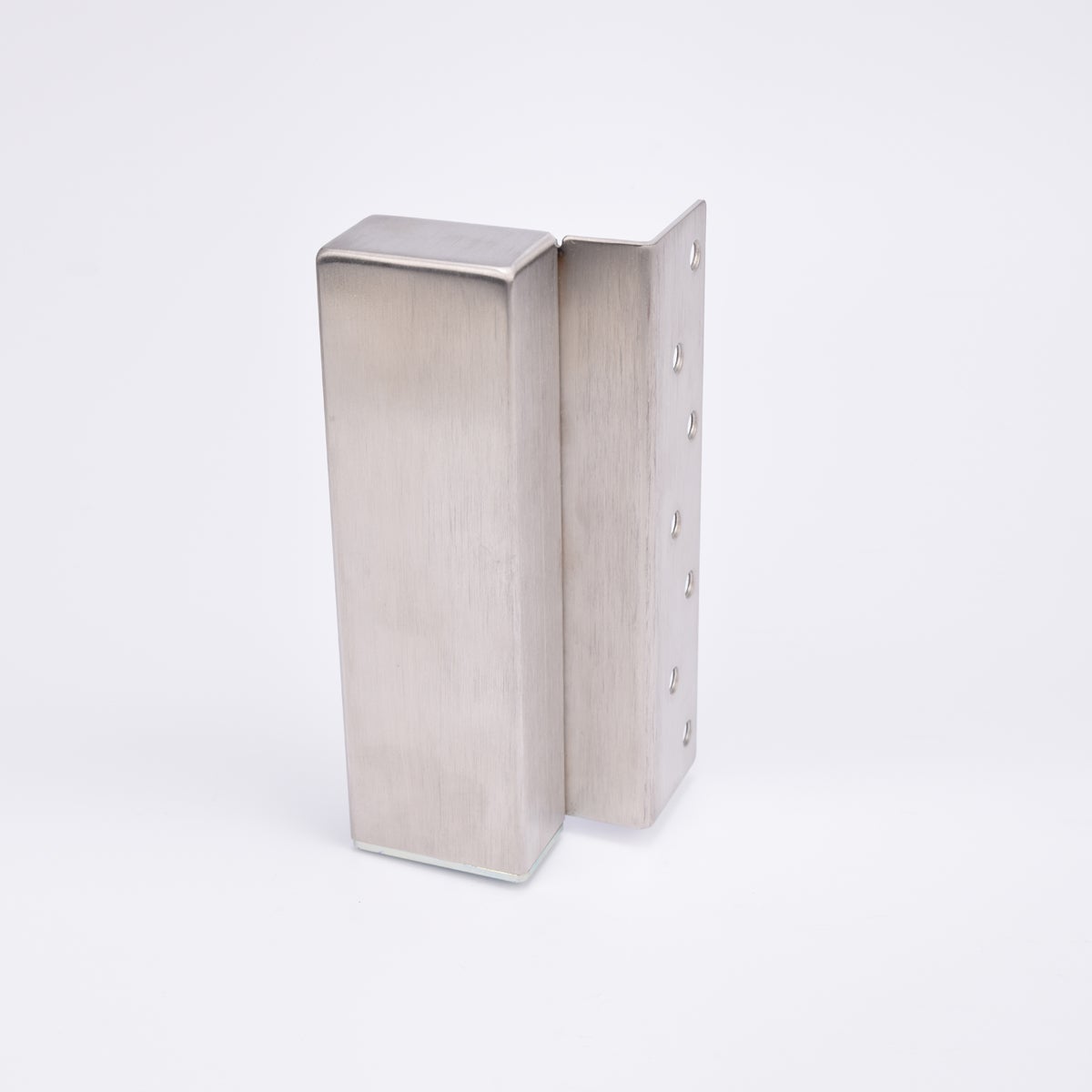 Borstad metallbeslag med vinklad kant och skruvhål.