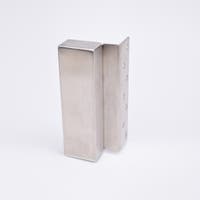 Borstad metallbeslag med vinklad kant och skruvhål.