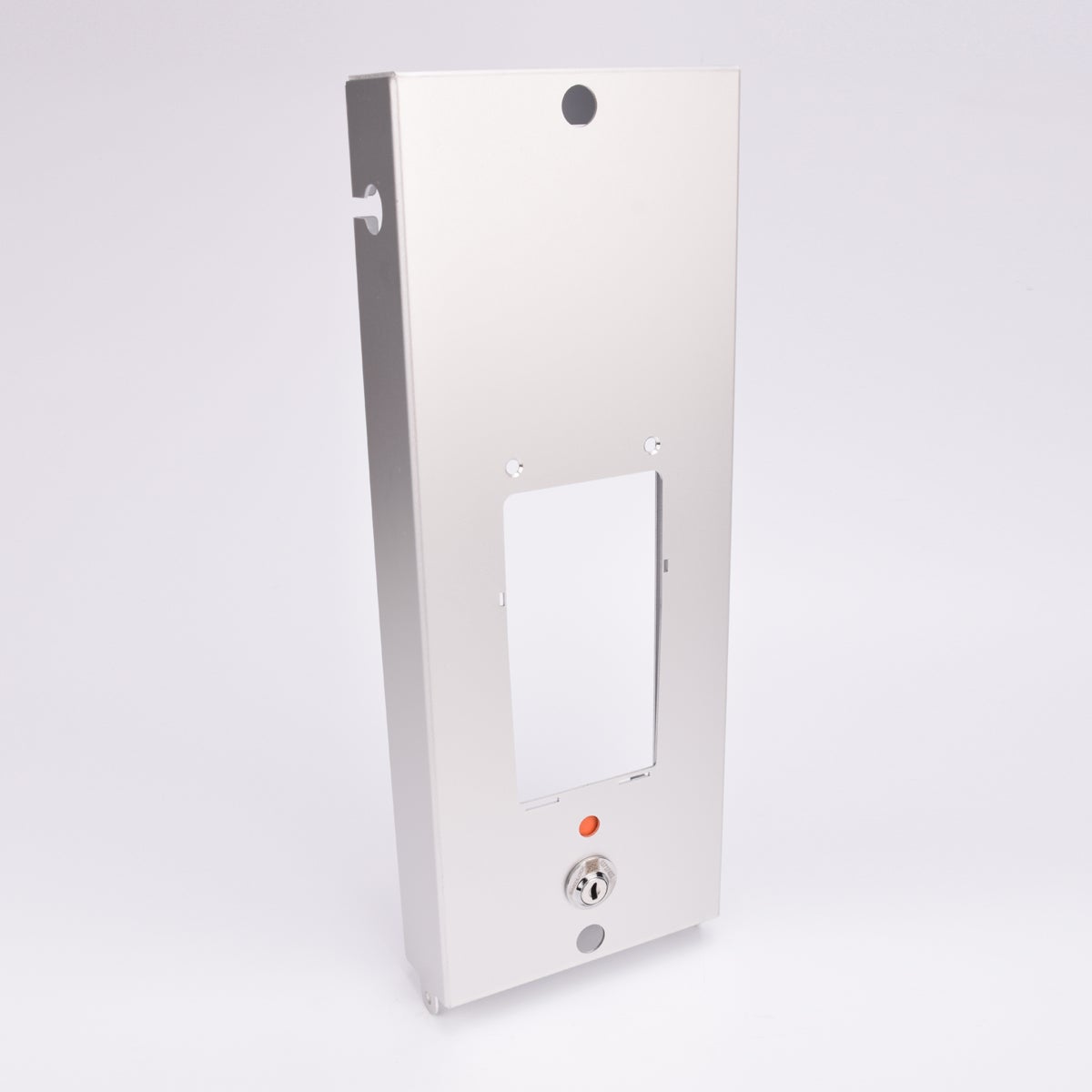 Rektangulär metallhållare med ett stort hål i mitten, samt en svart elektronisk 4G modem.