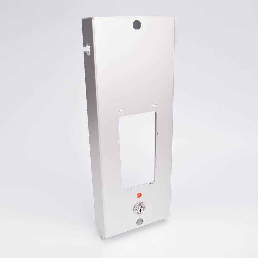 Rektangulär metallhållare med ett stort hål i mitten, samt en svart elektronisk 4G modem.