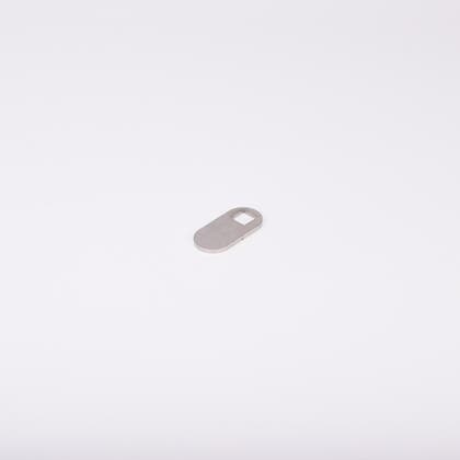 Låsrigel i metall med fyrkantigt hål i ena änden.