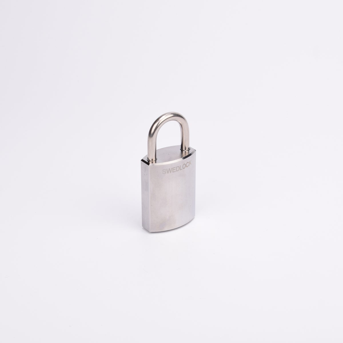 Silverfärgat hänglås med rektangulär kropp och rund bygel.
