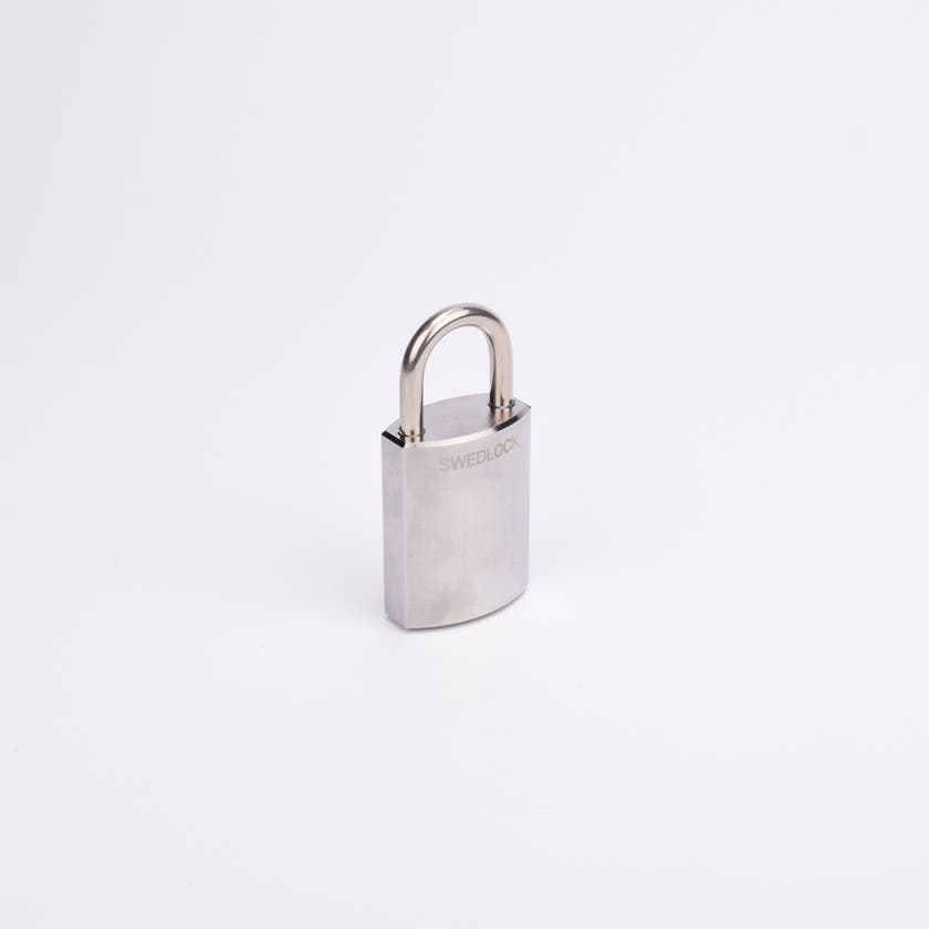 Silverfärgat hänglås med rektangulär kropp och rund bygel.