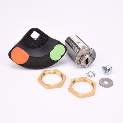 Låscylinderkit med cylinder, mässingsmuttrar, plastdel med färgmarkeringar, skruv, bricka och låsbricka.