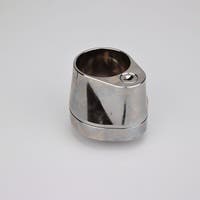 Droppformat metallhus med runt urtag för låscylinder, samt nyckelhål i nedre avsmalnande delen.