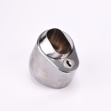 Droppformat metallhus med ovalt urtag för låscylinder, samt nyckelhål i nedre avsmalnande delen.