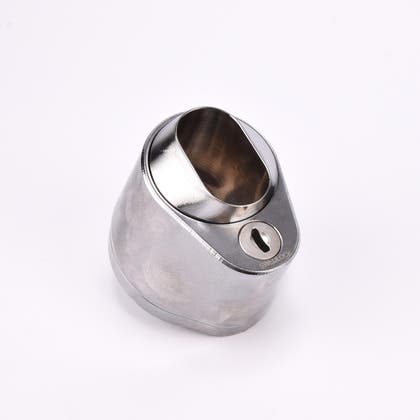 Droppformat metallhus med ovalt urtag för låscylinder, samt nyckelhål i nedre avsmalnande delen.