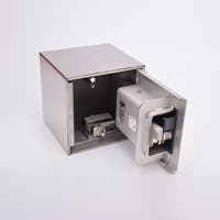 Stålgrå fasadnyckelskåp med öppen lucka som visar låsmekanismen inuti.