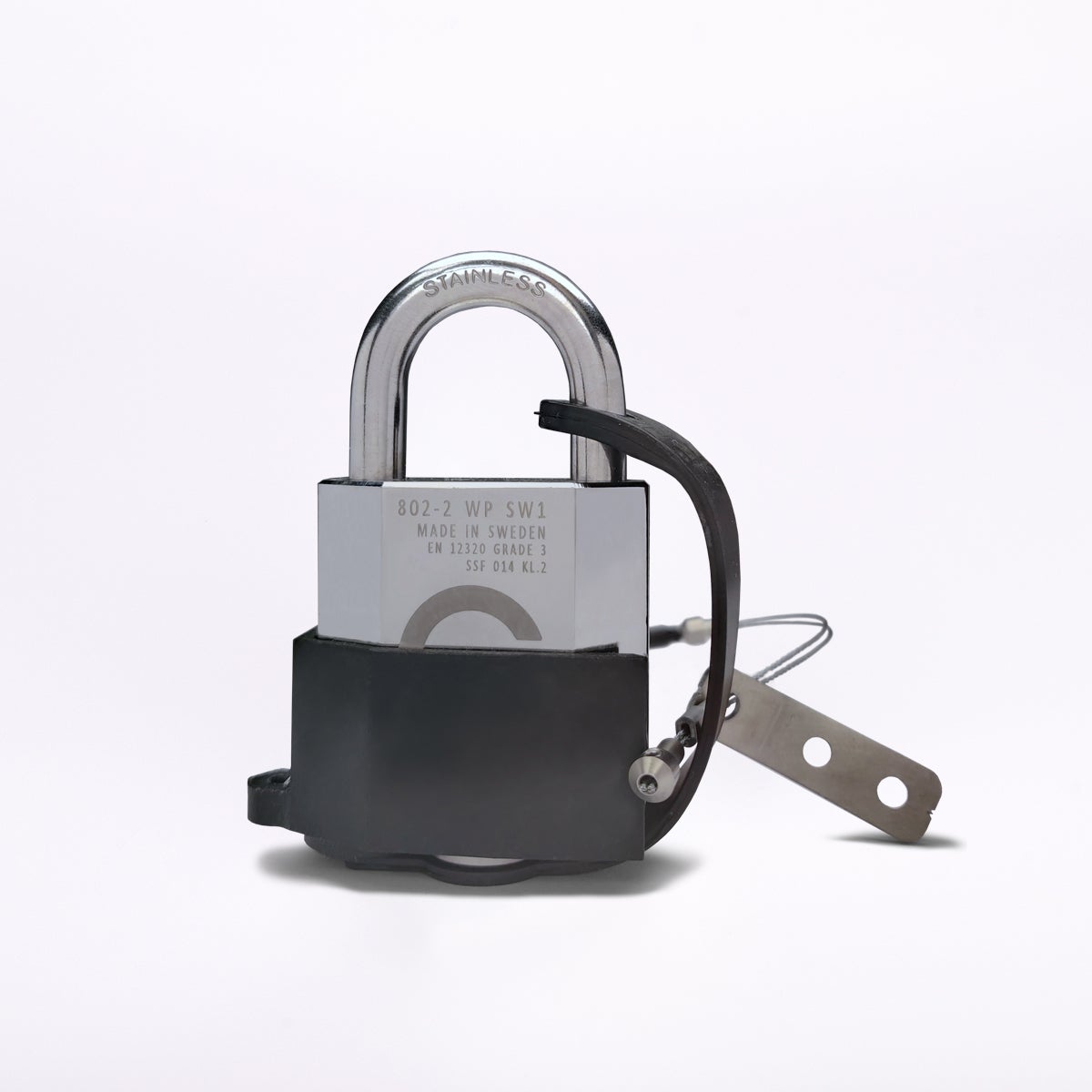 Rostfritt hänglås monterat i ett svart skydd med tillhörande metallfästen och vajer.