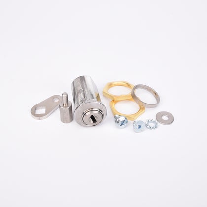 Ombyggnadssats flera komponeneter, cylindriskt lås, muttrar, brickor, skruvar.