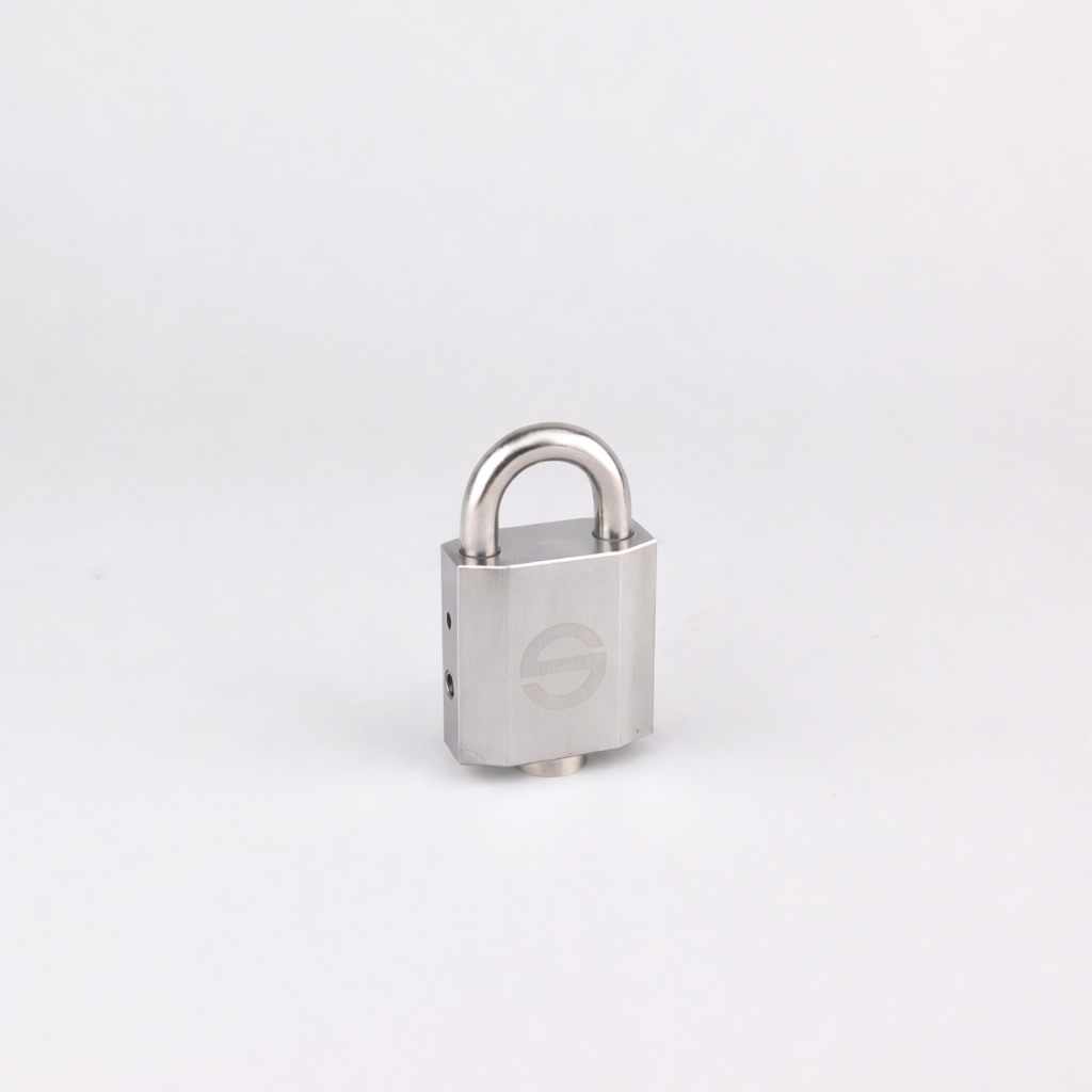 Silverfärgat metallhänglås med rund kort bygel med logotyp, mot vit bakgrund.