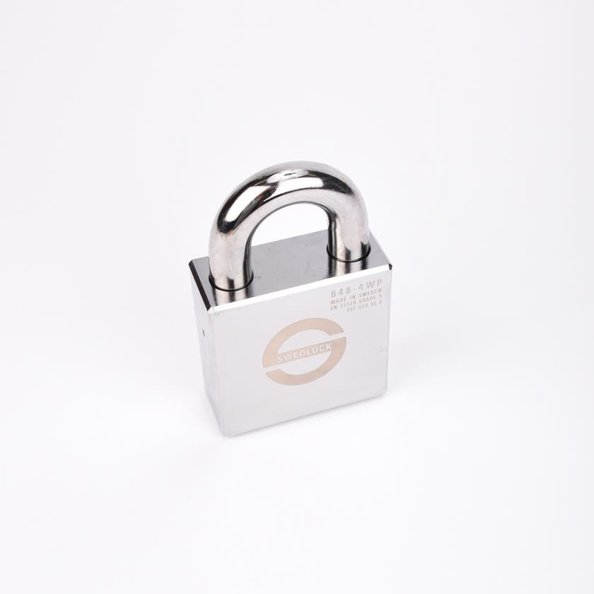 Silverfärgat hänglås med rektangulär kropp och rund bygel.