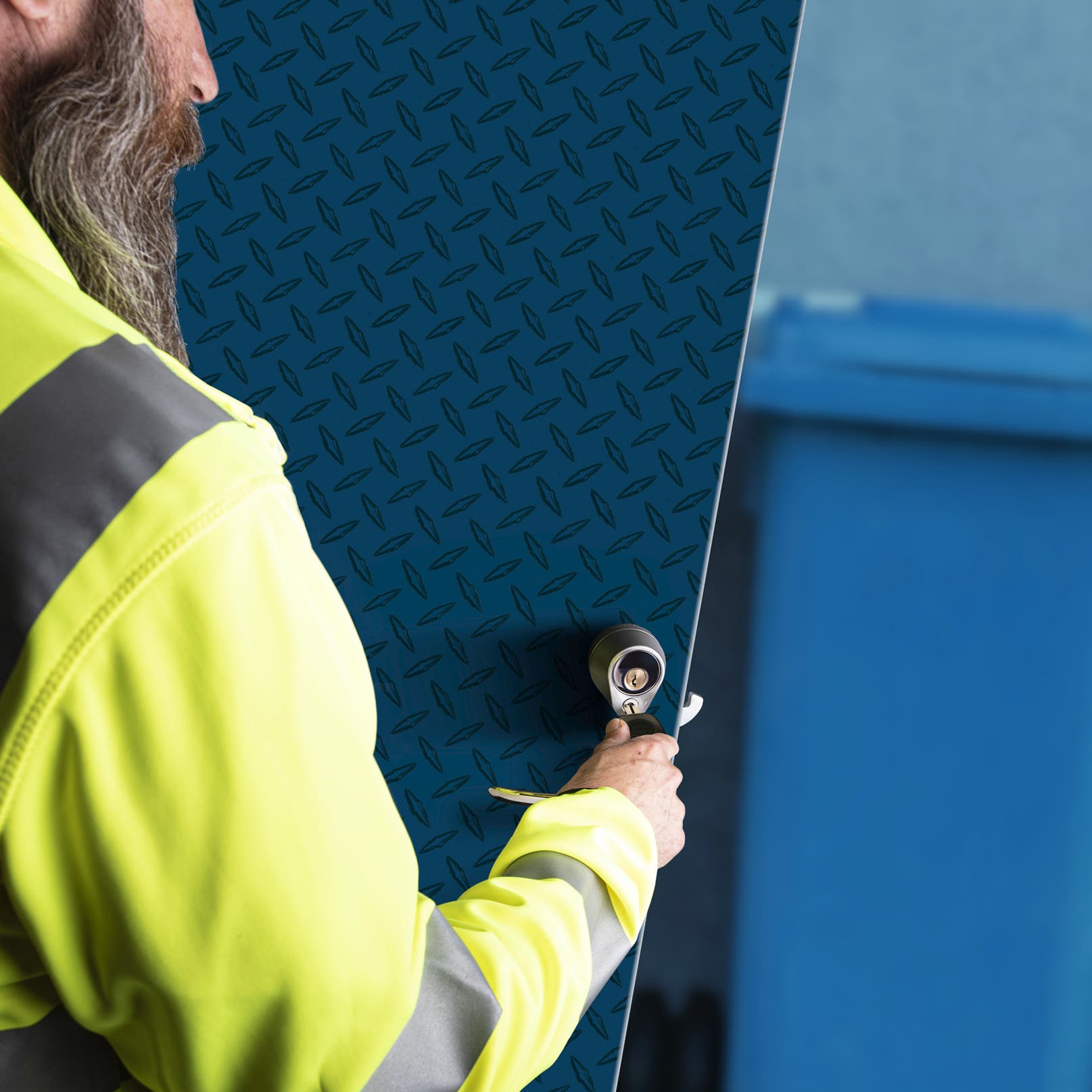 Renholdsarbeider ved siden av en søppelbil