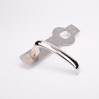 Blankt metallhandtag monterat på rektangulär platta med två skruvhål och ett ovalt hål.