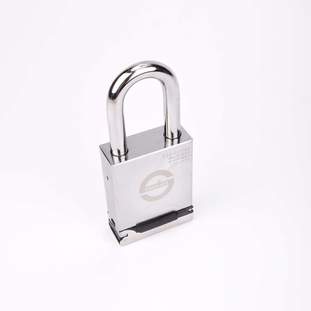 Silverfärgat Svedlock‑hänglås i metall med rund, robust bygel och graverad märkning på framsidan.