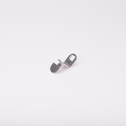 Låsrigel i metall med böjd ände och rektangulär ögla i andra änden.