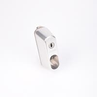 Rektangulärt silverfärgat låshus med ovalt urtag samt ett nyckelhål i övre delen.