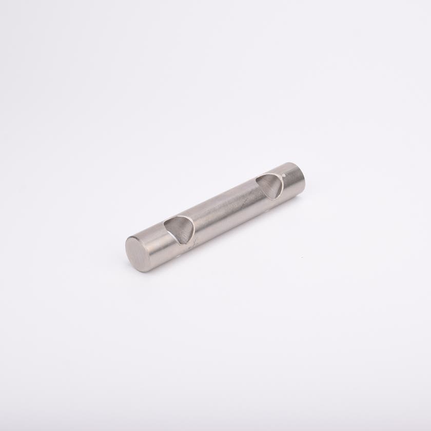 Cylindrisk metallstav med två jämnt fördelade hål.