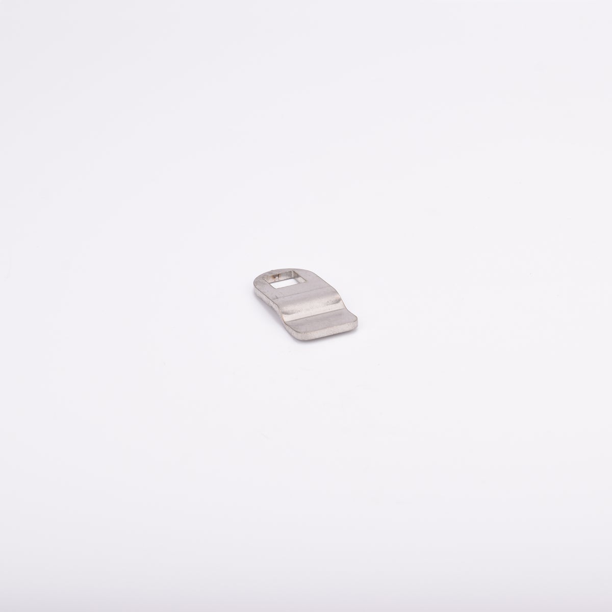 Liten rigel i metall med rektangulärt urtag nära ena änden, lätt böjd form.