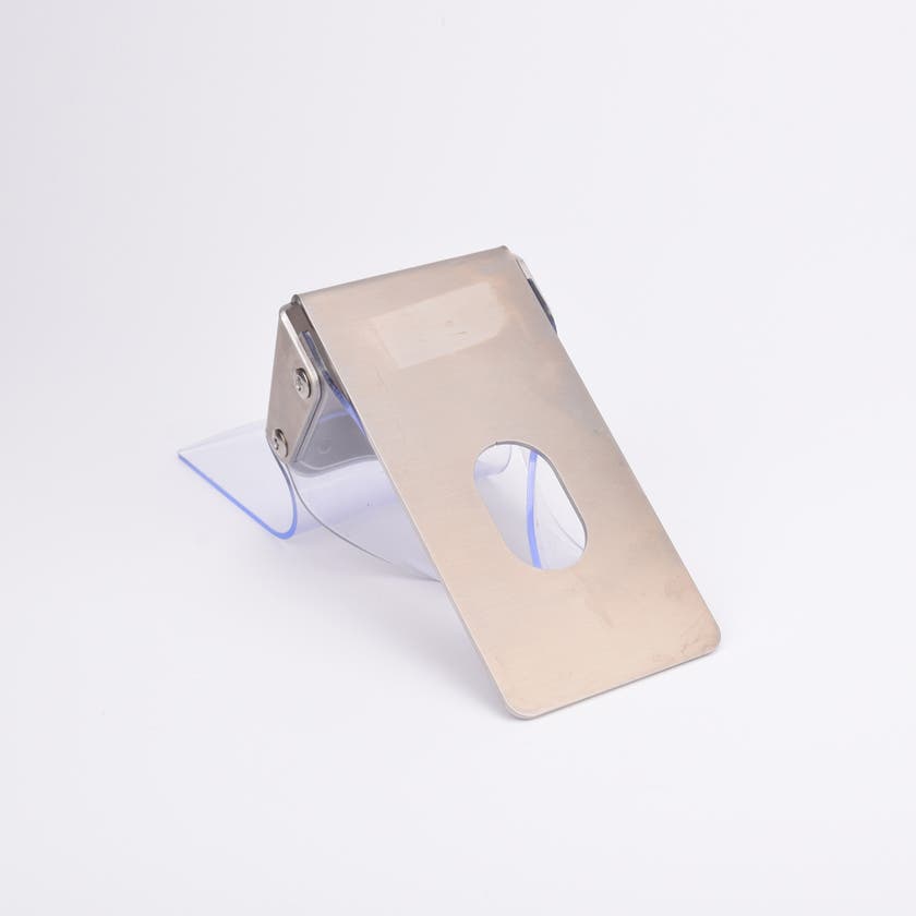 Väderskydd med rektangulär bas och vinklad ovansida med ett cirkulärt hål.