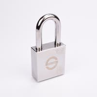 Ett silverfärgat rektangulärt hänglås i metall med en rundad båge.