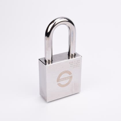 Ett silverfärgat rektangulärt hänglås i metall med en rundad båge.