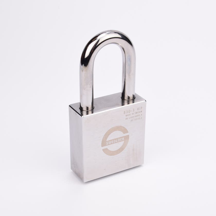 Ett silverfärgat rektangulärt hänglås i metall med en rundad båge.